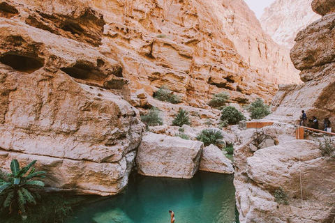 Mascate: Jornada completa en Wadi Shab y el sumidero de Bimmah + almuerzo libre