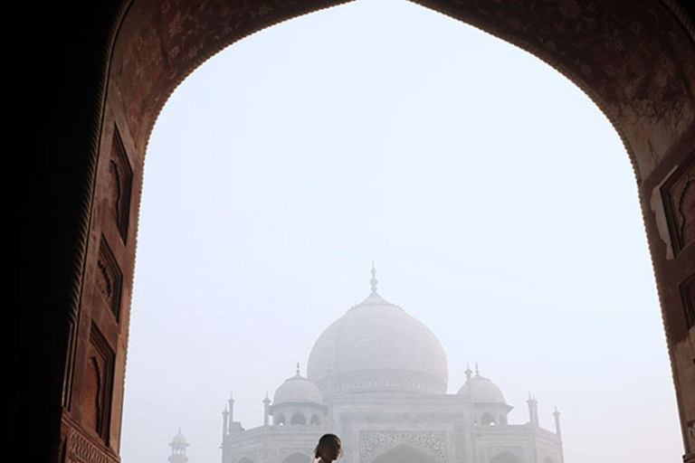 从班加罗尔出发：阿格拉泰姬陵当日往返航班之旅德里/阿格拉出发：含机场接送的全套行程（不含航班）