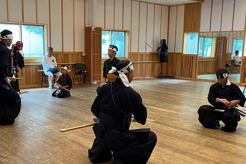 Tokyo: Japanese Kendo Experience with High-Ranked Instructor Let's experience kendo, a traditional Japanese martial art!