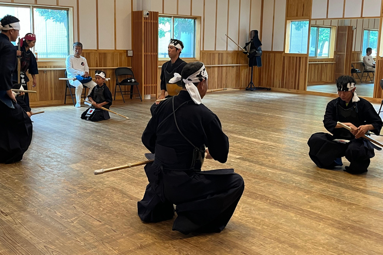 Tokyo: Japanese Kendo Experience with High-Ranked Instructor Let's experience kendo, a traditional Japanese martial art!