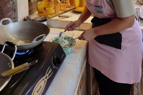 Yogyakarta: clase de cocina con visita al mercado y servicio de recogida del hotelClase de cocina con servicio de recogida del hotel