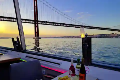 Lisbon: Nighttime City Lights River Cruise