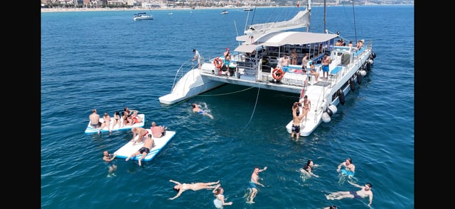 Barcelona: fiesta en un paseo en catamarán con TAPAS