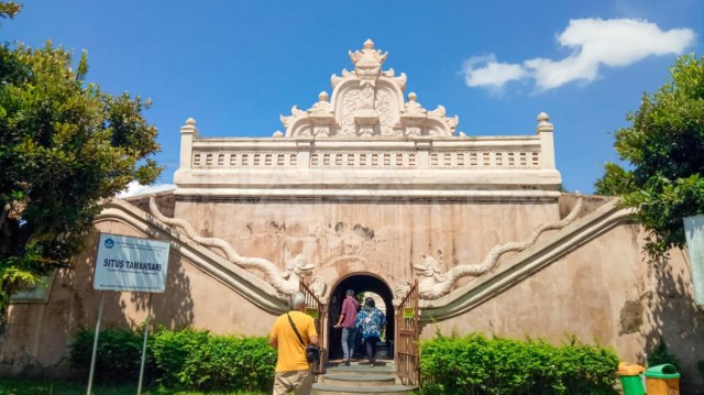 Visit Taman sari water castle, sultan palace & local food tasting in Yogyakarta