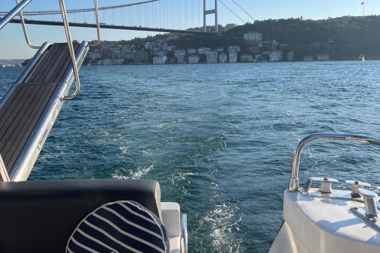 Istanbul: jachttour met audiogids langs de BosporusIstanboel: jachttour bij zonsondergang