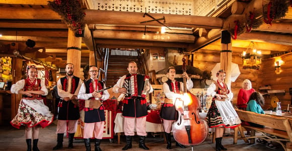 Krakow: Folk Show Evening with Dinner and Drinks