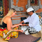 Ubud: Combination of Palm Reading and Healing Therapy