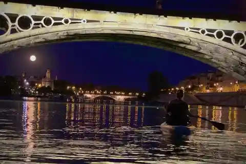 Lua cheia de caiaque: Parte histórica, Triana e La Cartuja