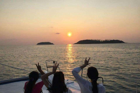 Phuket: Crociera in catamarano con pranzo alle isole Coral e Racha