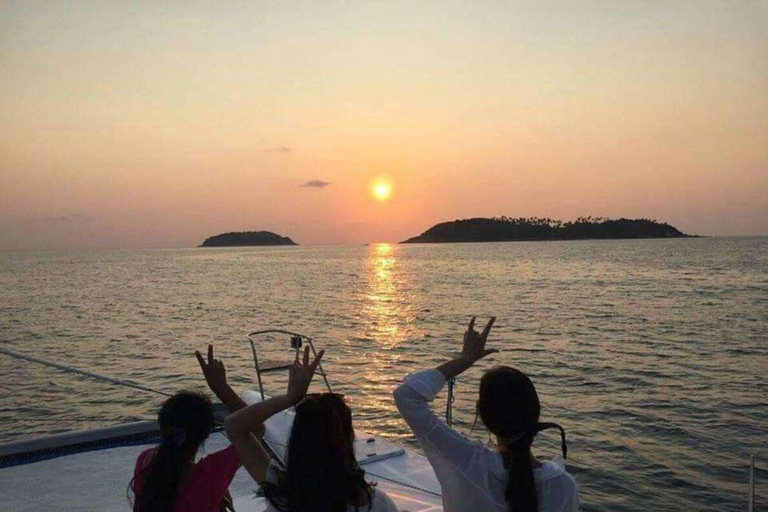 Phuket : Croisière en catamaran sur les îles Corail et Racha avec déjeuner