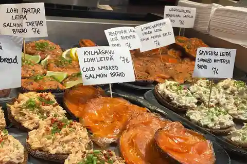 Helsinki: Private Tour zu Fuß mit einem traditionellen Mittagessen