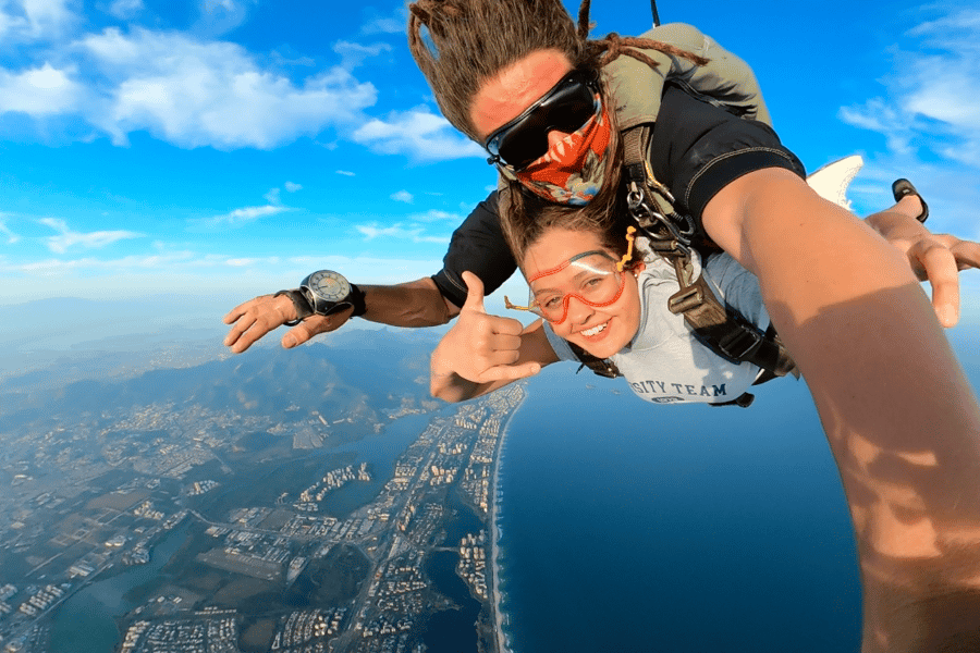 Rio de Janeiro: Tandem-Fallschirmsprung über dem Strand. Foto: GetYourGuide