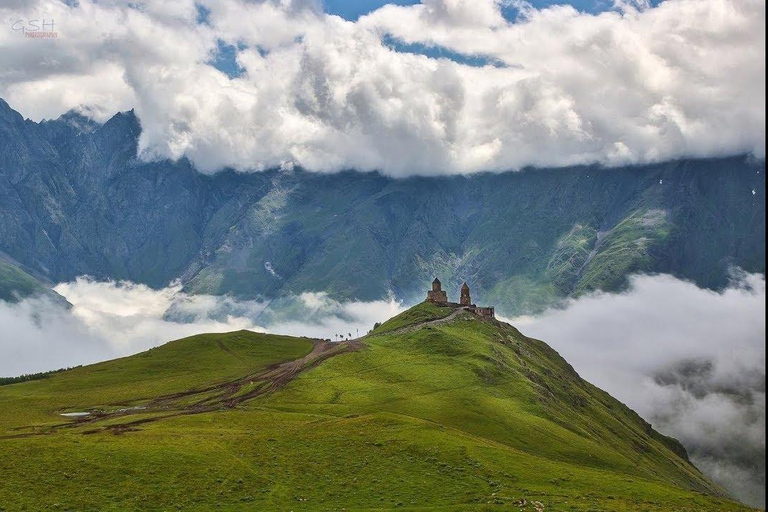 From Tbilisi: Kazbegi Day Tour with Ananuri Castle & Gudauri