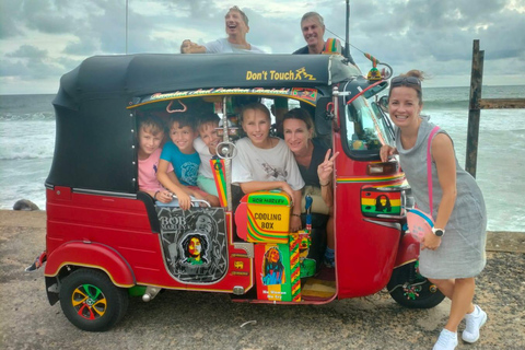 Colombo: Private Night Tuk Tuk Tour with Street Food