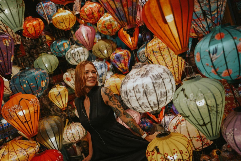 Hoi An: Private Photoshoot with Rowboat Ride & Lanterns