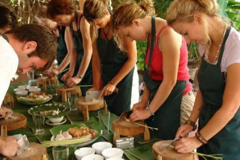 Da Nang : Cuisinez le Pho et les plats vietnamiens avec un chef localCuisiner des nouilles au bœuf Pho &amp; des rouleaux de printemps &amp; du jus de la passion