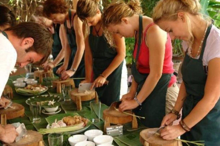 Da Nang : Cuisinez le Pho et les plats vietnamiens avec un chef localCuisiner des nouilles au bœuf Pho &amp; des rouleaux de printemps &amp; du jus de la passion