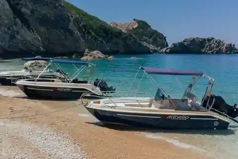 Zakynthos : Croisière en bateau privé vers les épaves et les grottes bleues