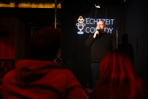 Cologne: Echtzeit Comedy – Weekend Stand-Up & BBQ: Burgers, Beer & Fun Cologne: Real-Time Comedy – Weekend Stand-Up & BBQ: Burgers, Beer & Fun