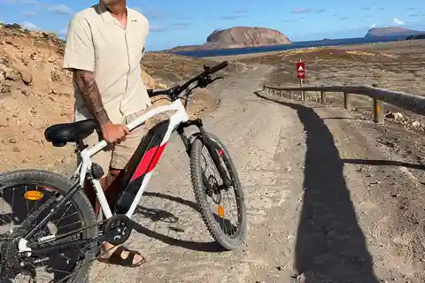 La Graciosa: Leih dir ein ELEKTROFAHRRAD und erkunde die Insel in deinem eigenen Tempo.