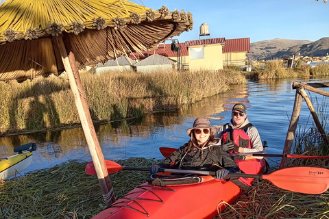 Kajakfahrt am Morgen auf dem TiticacaseeKajakfahren am Morgen auf dem Titicacasee