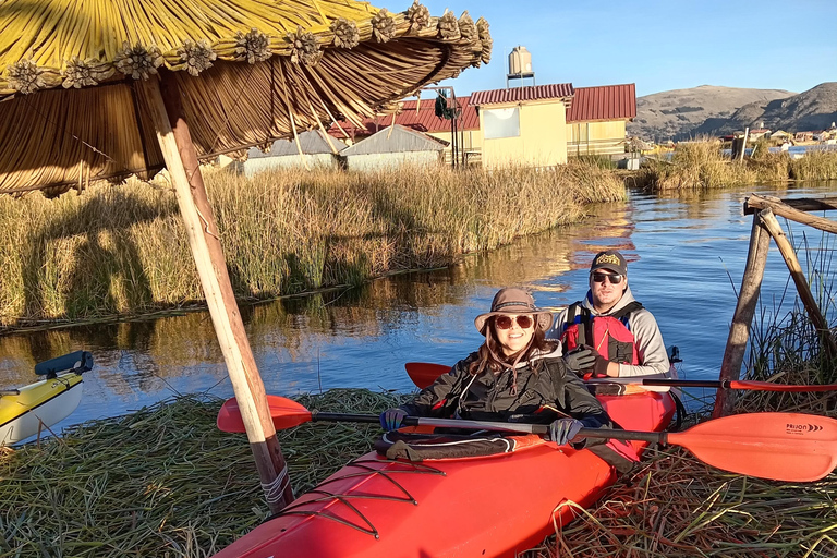 Kajakfahrt am Morgen auf dem TiticacaseeKajakfahren am Morgen auf dem Titicacasee
