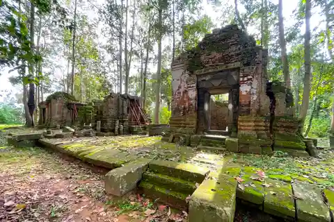 Siem Reap: Templo de Bakong, grupos de Roluos e campo