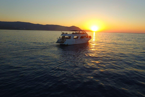 Från Paphos: Blue Lagoon Sunset Cruise med bad, BBQ och vin