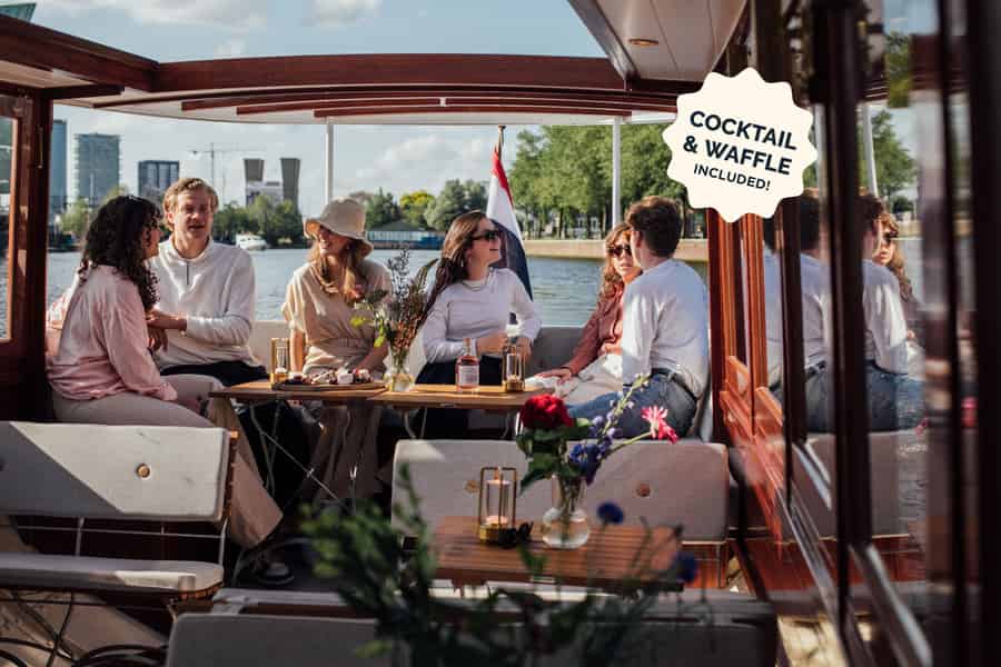Amsterdam: Luxus-Bootsfahrt mit Cocktails & Waffeln. Foto: GetYourGuide Amsterdam: Luxus-Bootsfahrt mit Cocktails & Waffeln. Foto: GetYourGuide