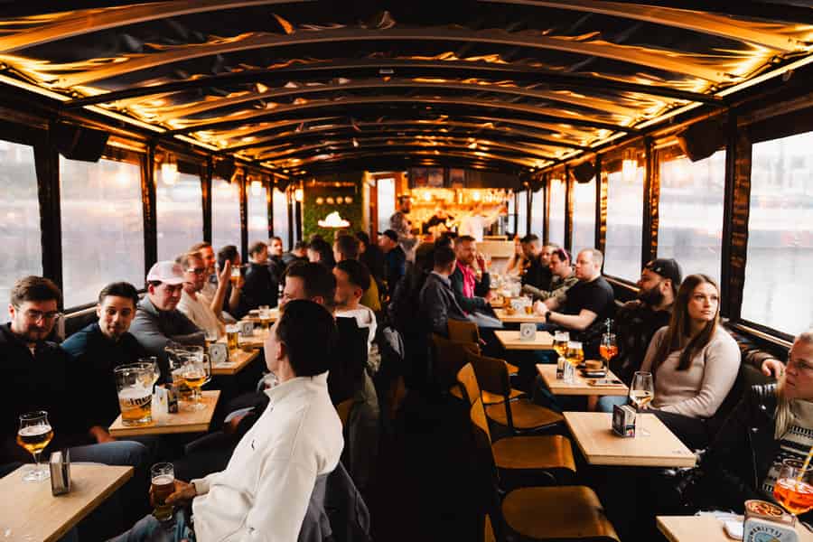 Groningen: Terrassenboot-Erlebnis mit einer gemütlichen Bar. Foto: GetYourGuide Groningen: Terrassenboot-Erlebnis mit einer gemütlichen Bar. Foto: GetYourGuide