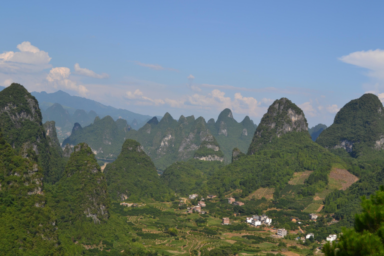 Guilin: Li River Cruise and Xianggong Hill Tour