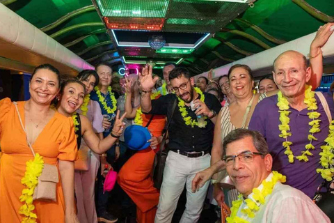 Cartagena: Fiesta nocturna en auténtica chiva colombiana con guía bilingüe