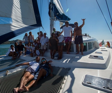 Lissabon: Catamaran cruise bij zonsondergang met drankjes