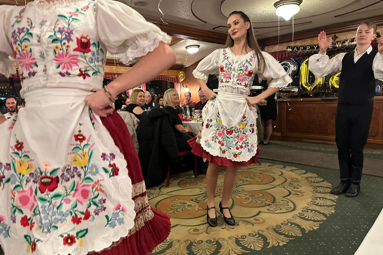 Budapest : Croisière pour le réveillon du Nouvel An avec repas et spectacle en direct