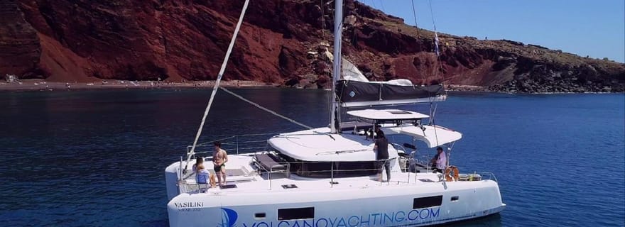 Santorin : Croisière privée d'une journée avec repas BBQ et Open Bar