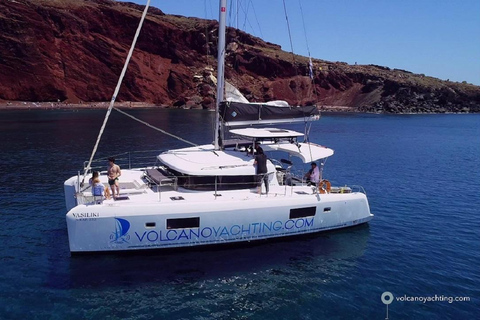 Santorin : croisière de luxe sur la caldeira avec repas et boissonsCroisière de luxe au coucher du soleil