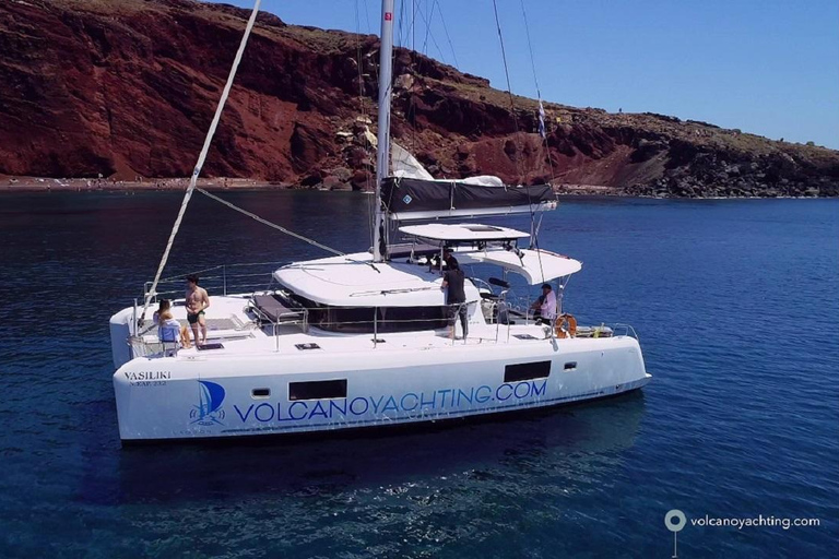 Santorini: crucero de lujo por la caldera con comida y bebidasCrucero de un día de lujo en Caldera