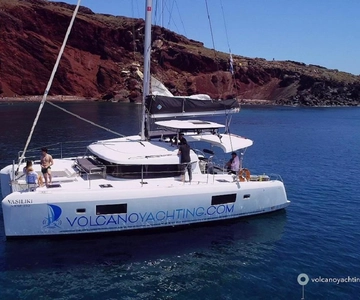 Santorini: Crociera di lusso sulla Caldera con pasti e bevande