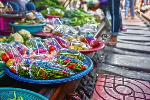 Ab Bangkok: Damnoen Saduak Markt & Mae Klong ZugmarktGruppentour ab Treffpunkt