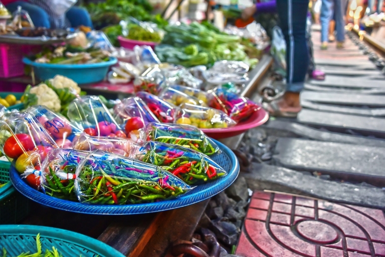 Bangkok: Damnoen Saduak Market and Maeklong Railway Market Group Tour with Meeting Point