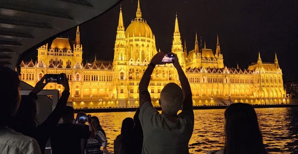 Budapest: Sightseeing-Kreuzfahrt bei Nacht oder bei Tag