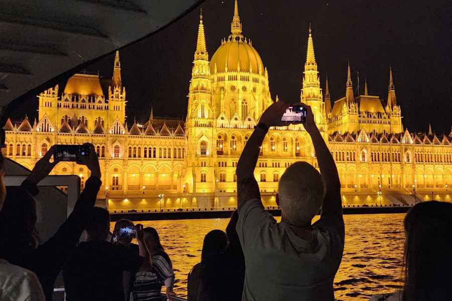 Budapest: Sightseeing-Kreuzfahrt bei Nacht oder bei Tag. Foto: GetYourGuide