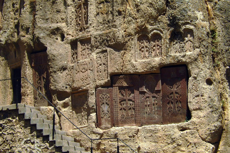 Excursion à la Symphonie des pierres, Geghard et cuisson de Lavash à Garni