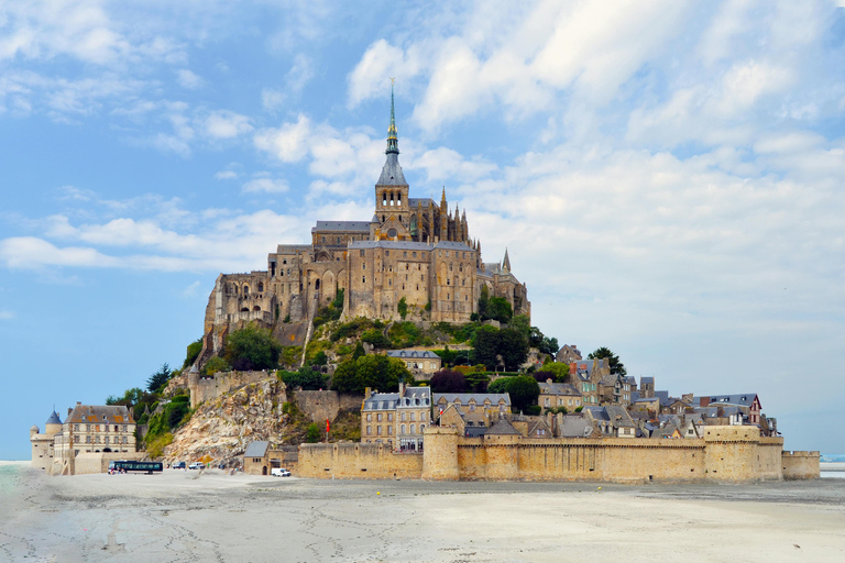 Mont Saint-Michel: Guided walking tour of the village and abbey Mont Saint-Michel: Guided tour of the village without a ticket for the abbey