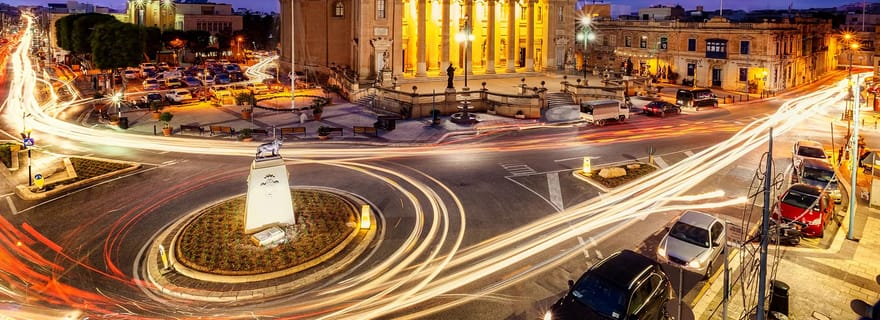 Malte : visite nocturne en bus avec spectacle audiovisuel