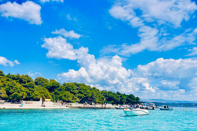 Ze Splitu/Trogiru: Błękitna Laguna i 2 wyspy - pół dnia prywatnieZe Splitu: prywatna półdniowa wycieczka do Błękitnej Laguny i Šolta Nečujam