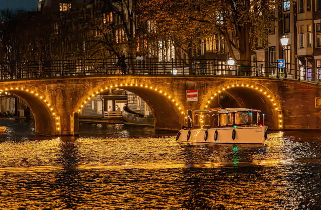 Amsterdam: Festival of Lights Canal Cruise