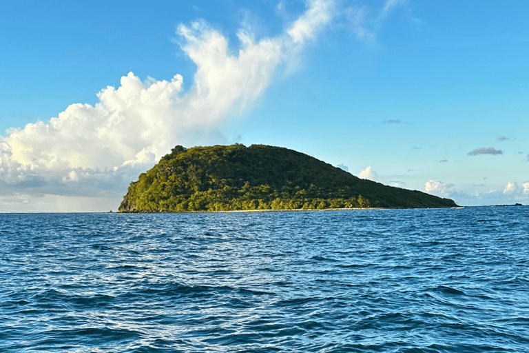 Deshaies: Guided boat tour: Coast + Snorkeling + Islets + Aperitif Deshaies: Guided Boat Tour: Coastline + Snorkeling + Islets + Aperitif