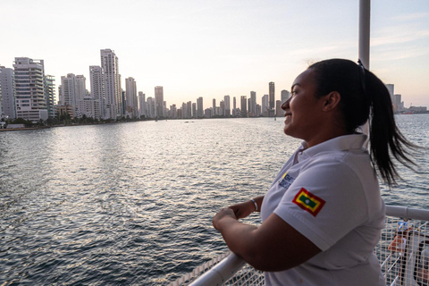 Baía de Cartagena: Passeio de barco ao pôr do sol com dança e bar aberto