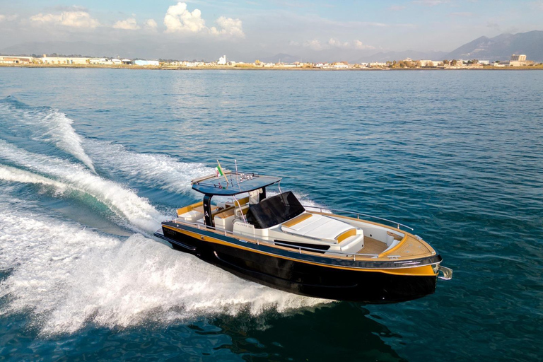 Capri: Secret Corners Boat Tour with Local Skipper